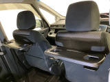 運転席・助手席の背もたれには、2列目シート用にカップホルダー付きの「格納式のシートバックテーブル」を装備しています。休憩時のちょっとした時間などカップを置いたり、小物置きに使えて便利です。