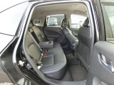 ◆後部座席◆後席も大人の方でもゆったり乗れるスペースを確保。足元も深くシートのクッションも柔らかくロングドライブの疲労を軽減してくれます。