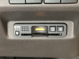 ハンドルの右下にETCがついています。高速道路の料金所の通過も楽々です!。 カードの取り出しもしやすい場所についています。