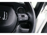 Hondaセンシングの機能のひとつ、アダプティブクルーズコントロール付!アクセルから足を離しても設定したスピードと前車との車間を保ち走行してくれます!車線維持もアシスト☆高速道路で疲労軽減ですね☆