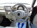 インパネシフトで足元広々です
