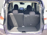後部座席に座れる状態でも荷室はこれだけの広さがあるのでお出かけやお買い物にも重宝します。ついつい買い物しすぎても安心ですね♪
