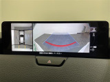 【360&deg;ビュー・モニター】まるでクルマを真上から見下ろしたかのような視点で駐車をサポートします!クルマの斜め後ろや真横など、前後左右の4つのカメラの映像が合成されて、モニターに映し出されます。