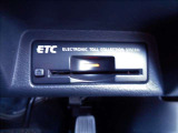ETCとは、 Electronic Toll Collection System の略で、高速道路の利用時に料金所の通過をスムーズに行うために自動で料金を精算するシステムのことです。