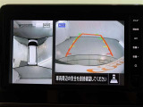 パノラミックビューモニター付きです。車両を上から見たような映像をモニター画面に表示。運転席からの目視では見にくい、車両周辺の状況をリアルタイムでしっかり確認できます。