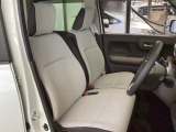 フロントは助手席と繋がったベンチシートです。