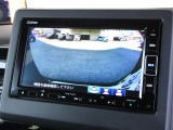 バックをするとき自動でリアの様子が映る『リアカメラ』付き!画面で確認しながらバックができますから安心ですね。でも、目視も大切ですよ!安全第一でお願いします!
