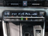 左右独立温度コントロールフルオートエアコンです。運転席、助手席それぞれで独立して温度設定ができます。冷え性の方が乗っても安心ですね♪