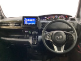 車内は光触媒抗菌消臭施工済です。スタイリッシュなデザインでスポーティなインパネ周りを演出します。グローブボックスやカップホルダーのほかにトレーなどたくさんの収納スペースが付いています。