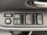 パワーウィンドは今や当たり前の機能ですが、無いと困る機能です。運転席からの操作で、全席の窓を振るオープンにしたり、フルクローズが可能です。