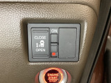 左側電動スライドドアは運転席からでも操作ができるように、ハンドル付近に開閉の操作スイッチが付いています。