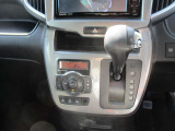 フルオートエアコンも付いておりますので、夏も冬も快適に走れます!シフトレバーはインパネに付いておりますので、操作が楽です☆