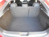 【広々トランクルーム】車体に対してスペースは広めに作ってあります。また、背もたれを倒すとより多くの荷物を乗せることができます。