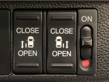 【両側パワースライドドア】両側がパワースライドドアになっており、運転席のスイッチやスマートキーでも開閉が可能です!開口部も広いので乗り降りも楽々♪