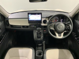 使いやすいレイアウトのダッシュボード周辺です。オートエアコンや小物入れなど嬉しい装備が満載です。