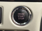 エンジンスタートボタンです。キーが車内にあれば、エンジンの始動・停止はブレーキを踏んでスイッチを押すだけ!キーを取り出す手間を省き、ワンプッシュでエンジンを操作するので簡単でスムーズです。