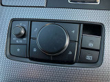 シフト下には、マツダコネクト用のコマンダーを設置。サイドブレーキはスイッチ式【電動パーキング】、信号待ちなどでの停車保持を行う【オートホールド】なども新車時標準装備です♪