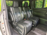 後部座席も気になるようなキズ・汚れやへたり等、大きなダメージはなく、良好な状態です。