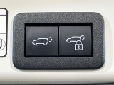 【パワーバックドア】スマートキーや運転席のボタンを押すだけでリアゲートが自動で開閉します!荷物を持っている時や、高い位置にあるバックドアを閉める際に便利な機能です♪