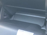 グローブボックスは奥行きがあり、日常品や車検証、その他の収納に便利です!