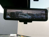 インテリジェントルームミラー、後方がカメラの映像で見れるので視界くっきり、車内に障害物があっても関係ありません。普通のバックミラーとも切りかえが出来ます。