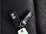 ◆スマートキー◆カギをバッグやポケットに入れたままでもドアロックの開閉ができる『スマートキー』付き!雨天や暗くなってもカギを取り出す必要がなくドアの開錠&エンジンも始動できます