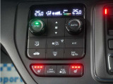 フルオートエアコン搭載。好みの温度に設定するだけで、風向や風量を自動でコントロール!いつでも快適な車内環境に。さらに、体を直接温めるシートヒーター付きで寒い季節も暖かく過ごせます。
