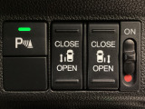【両側パワースライドドア】両側がパワースライドドアになっており、運転席のスイッチやスマートキーでも開閉が可能です!開口部も広いので乗り降りも楽々♪