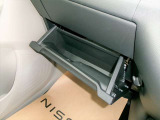 車検証ブックや小物などが収納できるスペースがあります。