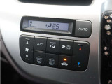 【オートエアコン】温度を設定すれば自動で快適な車内温度を保ちます。エアコン内部の高性能脱臭フィルターで車内のアレルゲンや花粉を除去。
