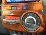 【オートエアコン】一度お好みの温度に設定すれば、車内の温度を検知し風量や温度を自動で調整。暑い&hellip;寒い&hellip;と何度もスイッチ操作をする必要はありません。快適な車内空間には必須の機能ですね♪