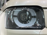 LEDヘッドライトは、点灯の瞬間から最大光量を発揮し、突然暗くなるトンネルなどでの安定感を高めます。