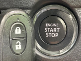 【キーレススタートシステム】カバンやポケットに入れたままでもドアの施錠・解錠が可能なスマートキーを装備。エンジンのオン・オフ時もカギを取り出す必要が無いからとっても便利です♪