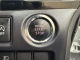 エンジンスタートボタンです。キーが車内にあれば、エンジンの始動・停止はブレーキを踏んでスイッチを押すだけ!キーを取り出す手間を省き、ワンプッシュでエンジンを操作するので簡単でスムーズです。