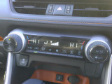 オートエアコンは左右席で独立温度コントロールが可能です。運転席はキンキンに冷やして助手席はマイルドにと言った設定が可能です☆暑さ寒さでケンカすることもなくなりますね♪