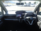 大きなフロントガラスで広々とした視界の運転席まわりです。