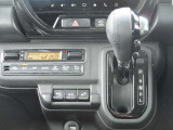 シフトレバーはインパネに付いておりますので、操作が楽です☆フルオートエアコンも付いておりますので、夏も冬も快適に走れます!