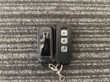 【スマートキー】持っているだけでエンジン始動や、ドアロックの開閉まで出来ちゃう賢く便利なスマートキーを装備!イモビライザーでセキュリティー対策もOK!