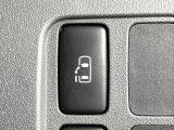 【パワースライドドア】スマートキーや運転席のスイッチでスライドドアの開閉が可能♪電動だから力を入れてドアを開ける必要が無く、小さいお子様でも、重い荷物を持っている時もラクに開け閉めできます♪