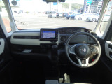 大きなフロントガラスで広々とした視界の運転席まわりです。