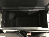 便利な収納スペースの助手席グローボックスです。小物もたくさん収納できます。