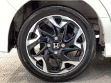【アルミホイール】純正アルミホイール装備!足元を際立たせ、軽快な走りを演出します!印象もアップし、スタイルも引き締まります!スポーティーさの中にラグジュアリーを感じさせるデザインですね♪