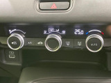 【オートエアコン】一度お好みの温度に設定すれば、車内の温度を検知し風量や温度を自動で調整。暑い&hellip;寒い&hellip;と何度もスイッチ操作をする必要はありません。快適な車内空間には必須の機能ですね♪