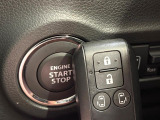 【キーレススタートシステム】カバンやポケットに入れたままでもドアの施錠・解錠が可能なスマートキーを装備。エンジンのオン・オフ時もカギを取り出す必要が無いからとっても便利です♪