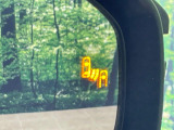 【ブラインドスポットモニター】走行中、ドアミラーの死角になりやすい箇所に後続車が接近するとサイドミラーのレンズに警告を表示!ドライバーに注意喚起をしてくれます。
