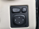 電動格納式ドアミラー付き。駐車場へ停めた時に、ボタン一つで左右のドアミラーをたたむ事ができます。