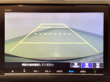 【バックカメラ】運転が苦手な方も車庫入れラクラクです!ギアをリバースに入れれば自動的に切り換わりますので、面倒な操作は不要です♪狭い駐車場もお車を傷つけず安心ですね!