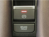 指先の操作でパーキングブレーキの「作動と解除」が行うことができる装備。ブレーキペダルから足を離しても停止し続けてくれるオートブレーキホールド機能。信号待ちなどの際には便利。ECO運転で低燃費走行♪