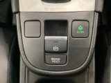 セレクトレバーの下に電子制御パーキングブレーキがあります。スイッチひとつで、停車した地点の傾斜などをシステムが検知・判断してブレーキ力を自動的に最適制御し、しっかり停車できるパーキングシステムです。