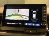 リバースギアに入れるだけで後方の表示へ切り替わります。夜間や雨の日の駐車も楽になりますよ。